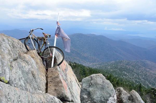 Primorsky krai, 05 de octubre de 2015. Bicicleta y bandera en la cima de la montaña Pedán —  Fotos de Stock