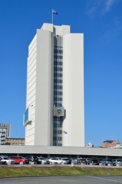 Vladivostok, Rusya, 11 Ekim 2015. Bölgesel Yönetim Binası ve Vladivostok devrimin savaşçıların Meydanı yakınında arabalar