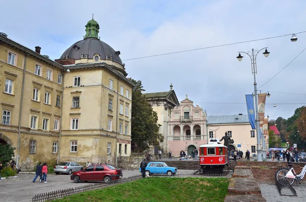 Lviv, Ukraine, 16 septembre 2013. Personnes marchant dans le centre historique de Lviv — Photo