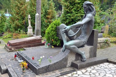 Lviv, Ukrayna, 16 Eylül 2013. Lviv Lviv mezarlığında Solomiya Krushelnytska Mezarı