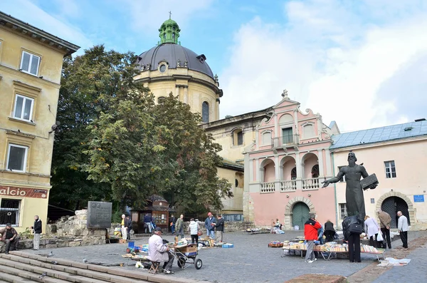 Lviv Ucrania Septiembre 2013 Libro Mercado Pulgas Cerca Del Monumento —  Fotos de Stock