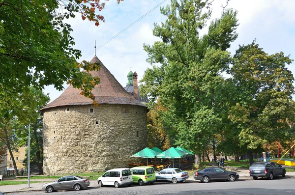 Lwów, 16 września 2013 r. Samochody w pobliżu Wieża Prochowa we Lwowie — Zdjęcie stockowe