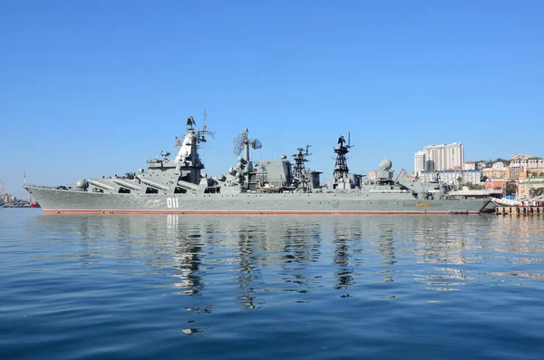 Vladivostok, 05 de octubre de 2015. El buque insignia de la flota del Pacífico guarda el crucero de misiles "Varyag" en el puerto de Vladivostok — Foto de Stock