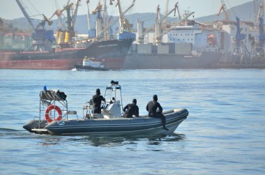 Vladivostok, 05 Ekim 2015. Ücretsiz rehine Japon Denizi'nde yakalanan gemiden öğretileri