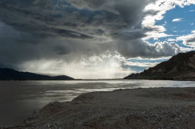 Cadde boyunca Eski Tsetang, Tibet - Çin manzarası 