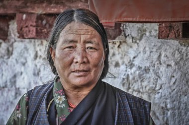 SAMYE, Tibet, ÇİN - 16 Ağustos 2018: Samye, Tibet, Çin 'deki Budist Manastırı' na kimliği belirlenemeyen yaşlı Tibetli kadın hacılar 