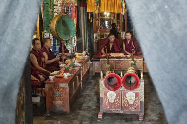 SAMYE, Tibet, ÇİN - 16 Ağustos 2018: Budist Samye, Tibet, Çin Manastırı 'ndaki tanımlanamayan Tibetli keşişler