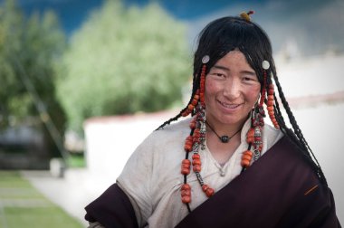 SAMYE, Tibet, ÇİN - 16 Ağustos 2018: Samye, Tibet, Çin Budist Manastırı 'na tanımlanamayan Tibetli kadın hacılar