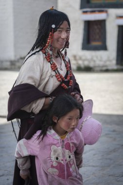 SAMYE, Tibet, ÇİN - 16 Ağustos 2018: Samye, Tibet, Çin Budist Manastırı 'na tanımlanamayan Tibetli kadın hacılar