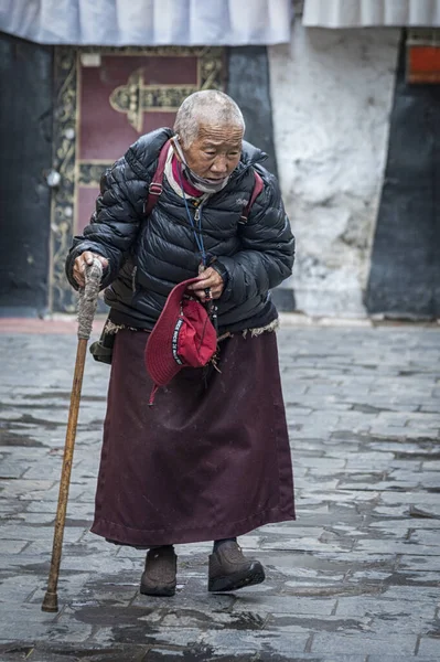 Lhasa Tibet China Agosto 2018 Peregrinos Tibetanos Não Identificados Realizando — Fotografia de Stock