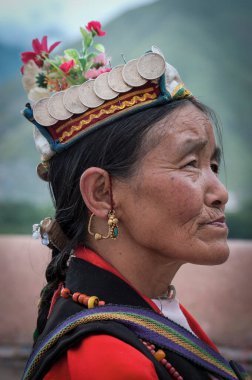 LHASA, TIBET - 17 AĞUSTOS 2018: Çin işgalinden ve Unesco Dünya Mirası Alanından önce Dalai Lama 'nın evi Lhasa' daki muhteşem Potala Sarayı 'nın önündeki tanımlanamayan Tibet hacısı. 