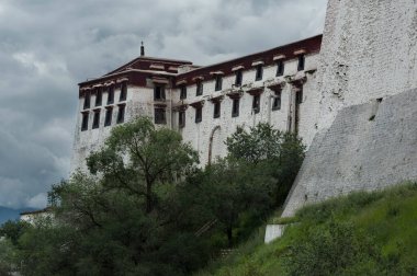 LHASA, TIBET - 17 AĞUSTOS 2018: Çin işgalinden ve Unesco Dünya Mirası Alanından önce Dalai Lama 'nın evi Lhasa' daki Muhteşem Potala Sarayı. 