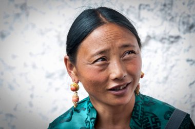 LHASA, TIBET - 17 AĞUSTOS 2018: Çin işgalinden ve Unesco Dünya Mirası Alanından önce Dalai Lama 'nın evi Lhasa' daki muhteşem Potala Sarayı 'nın önündeki tanımlanamayan Tibet hacısı. 