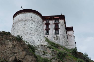 LHASA, TIBET - 17 AĞUSTOS 2018: Çin işgalinden ve Unesco Dünya Mirası Alanından önce Dalai Lama 'nın evi Lhasa' daki Muhteşem Potala Sarayı. 