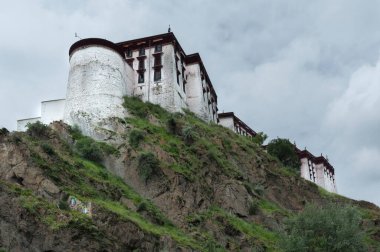 LHASA, TIBET - 17 AĞUSTOS 2018: Çin işgalinden ve Unesco Dünya Mirası Alanından önce Dalai Lama 'nın evi Lhasa' daki Muhteşem Potala Sarayı. 