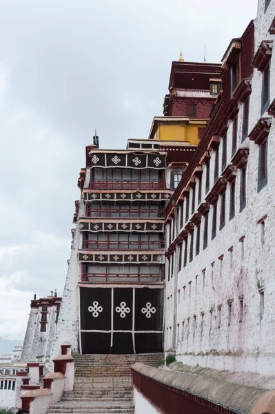 チベット 2018年8月17日 中国の侵略とユネスコ世界遺産の前にダライ ラマの故郷であるラサの壮大なポタラ宮 — ストック写真