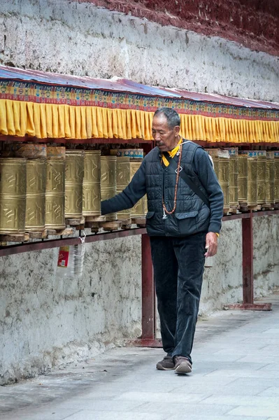 Lhasa Tibet August 2018 Unidentified Tibetan Pilgrim Praying Prayer Wheels — Foto Stock