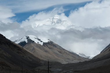 Everest Dağı 'nın zirvesini (Qomolangma Dağı) Tibet-Çin' deki Everest Ana Kampı 'ndan görüntüleyen görkemli bir manzara fotoğrafı