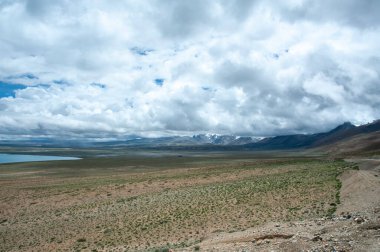 Tibet Platosu 'ndaki Everest Ana Kampı ile Zhangmu arasındaki manzara çok güzel.