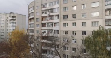 Yüksek kaliteli video. çok katlı bir binanın ön cephesinde mineral yün yalıtım panelleri olan Ukrayna apartmanı.