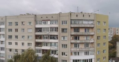 Lutsk City apartmanı, Ukrayna yalıtım panelleri olan çok katlı bir binanın ön cephesi.