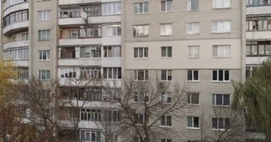 Lutsk City apartmanı, Ukrayna yalıtım panelleri olan çok katlı bir binanın ön cephesi.