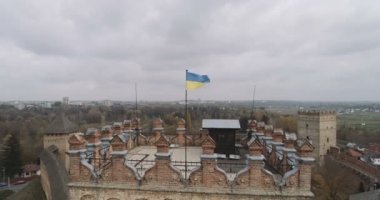 Yüksek kaliteli video. Lutsk şehrinin simgesi, Ukrayna. Lutsk 'un tarihi kısmı Lubart Kalesi' nin manzarasıdır. Hava görünümü.