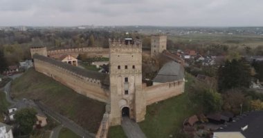 Yüksek kaliteli video. Lutsk şehrinin simgesi, Ukrayna. Lutsk 'un tarihi kısmı Lubart Kalesi' nin manzarasıdır. Hava görünümü.
