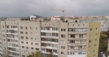 Yüksek kaliteli video. çok katlı bir binanın ön cephesinde mineral yün yalıtım panelleri olan Ukrayna apartmanı.