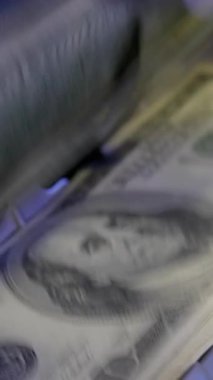 Hareket bulanıklığı etkisi olan dolar banknotlarını kapat.