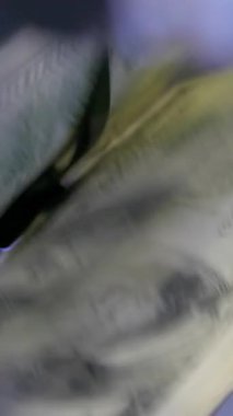 Bokeh stilinde 100 USD banknotun hızlı para sayımı