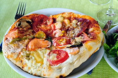 Pişirdikten sonra ev yapımı pizza