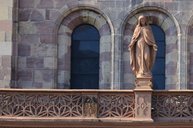Almanya 'nın Freiburg Katedrali girişinde Bakire Meryem.
