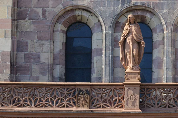 Jungfru Maria Vid Ingången Till Freiburgs Domkyrka Tyskland Stockbild