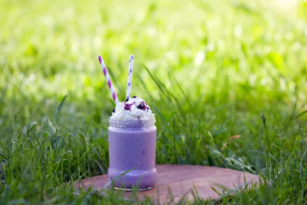 Blåbærmilkshake. Smoothie i en glasskrukke dekorert med pisket krem . – stockfoto