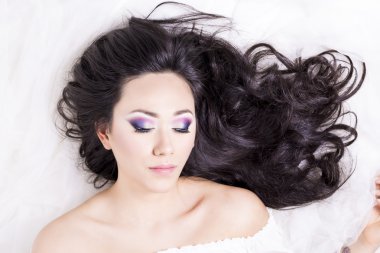 Beyaz üzerine siyah saçlı model portre önden görünümü