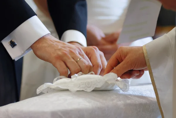 Sposo e sacerdote mani — Foto Stock