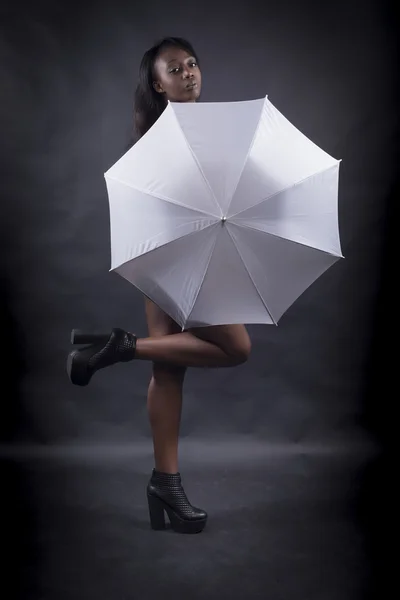 Mulher negra com guarda-chuva branco — Fotografia de Stock