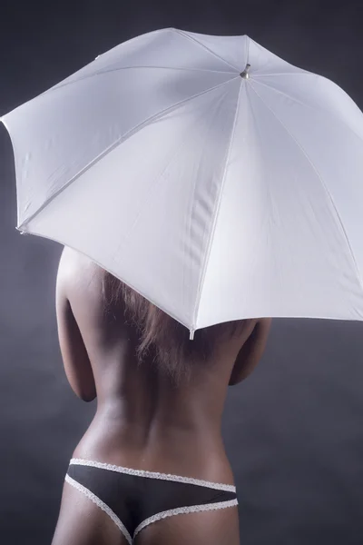 Czarny Kobieta z parasolem od tyłu — Zdjęcie stockowe