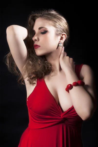 Attrayant sexy jeune femme en robe rouge — Photo