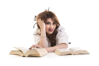 Yerde yatarken kitap çekici kadın