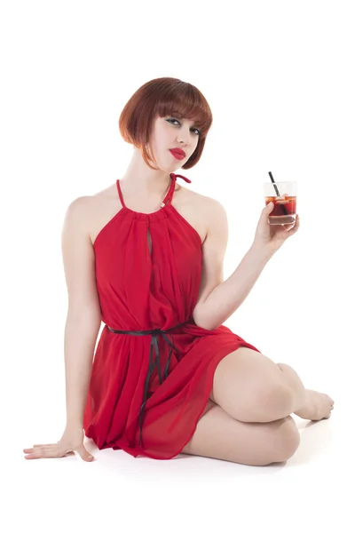 Donna che tiene il bicchiere da cocktail — Foto Stock