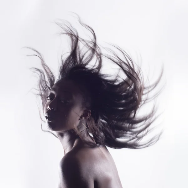 Портрет чорної жінки на вітрі — стокове фото