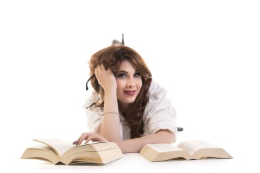 Yerde yatarken kitap ile mutlu kadın