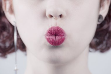 güzel seksi kırmızı dudaklar öpücük vererek ait closeup fotoğraf