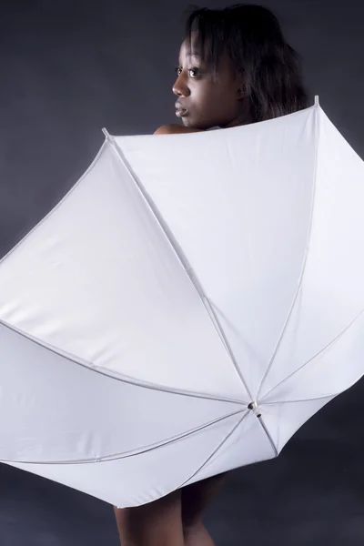 Mulher negra com guarda-chuva — Fotografia de Stock