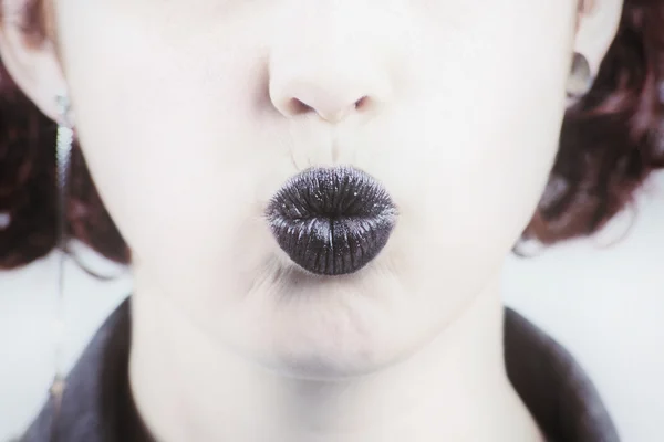 Foto primo piano di una bella sexy labbra nere dando bacio — Foto Stock
