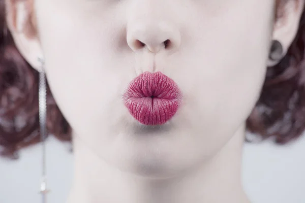 Vértes fotó egy szép szexi vörös ajkak, így a csók — Stock Fotó