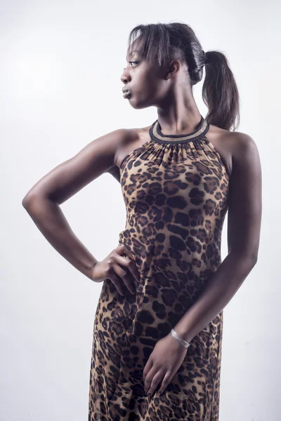 Donna nera con abito stampa leopardo — Foto Stock