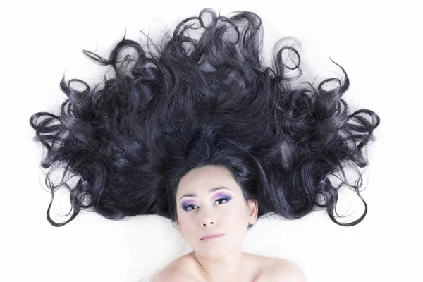 Retrato de modelo com cabelo preto — Fotografia de Stock